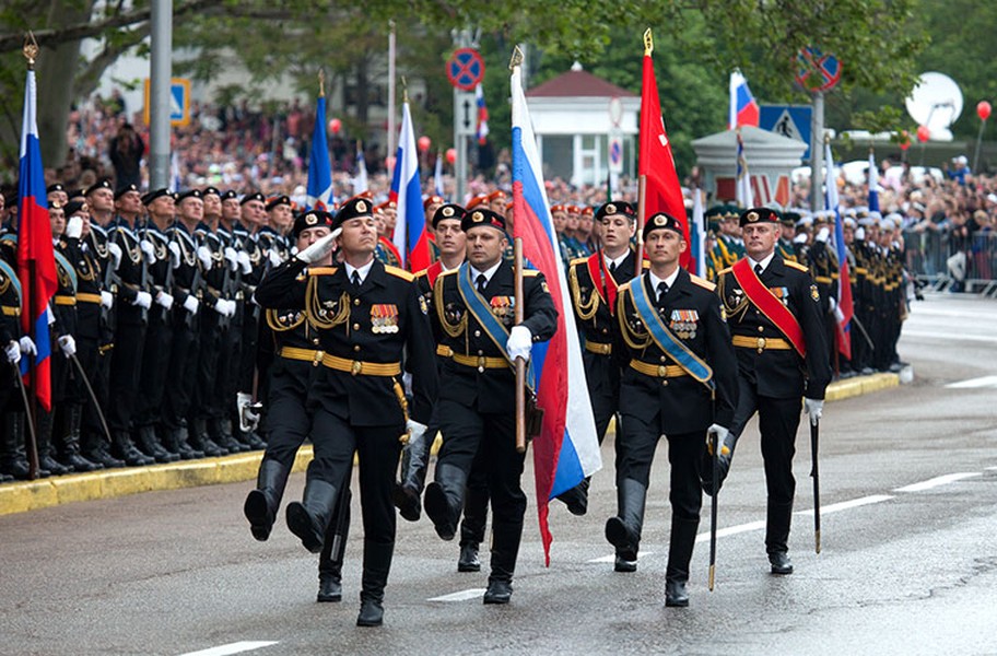 Ngay trong ngày 9/5, lực lượng Quân đội Nga đồn trú tại vùng lãnh thổ mới sáp nhập – Crimea đã tiến hành cuộc duyệt binh lớn ở thành phố cảng Sevastopol.